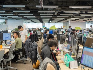 Uno dei piani di ufficio di DeNA, in Tokyo, dove i dipendenti lavorano ad alcuni videogiochi.